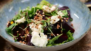 Salade met rode bietjes en geitenkaas