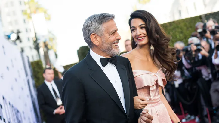 Tweeling George en Amal Clooney maken zeldzame verschijning