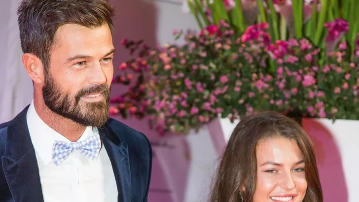 Vrouw Arie showt babybuik