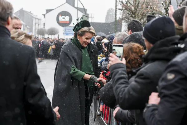 Weer of geen weer: een handdruk kan er bij Mathilde altijd vanaf