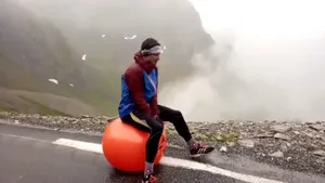 Vlaming beklimt mythische Tourmalet op... een skippybal