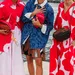 Vrouwen in kleurrijke outfits tijdens Fashion Week.