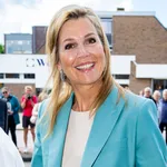 Koningin Máxima in hemelsblauw pak tijdens werkbezoek Hollands Kroon