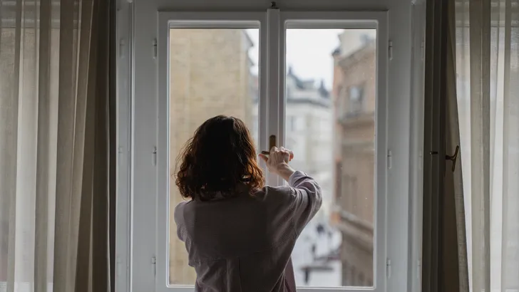 huis koel houden vrouw sluit ramen
