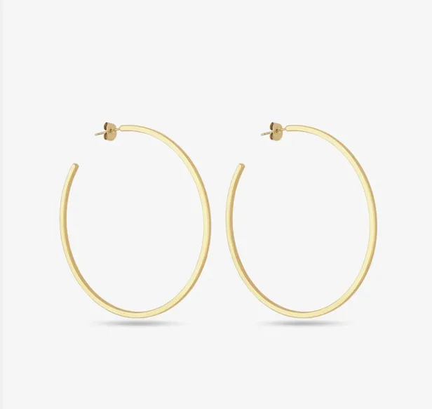 Squared hoops van UNWIND Jewelry | €40 