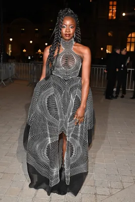 Danai Gurira in Iris van Herpen bij het Grand Dîner du Louvre.