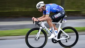 Mathieu van der Poel in volle inspanning op een Vlaamse weg.