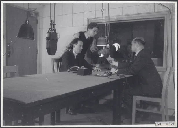 In de studio van Radio Oranje in Londen, 1940-1945
