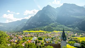 Minst bezochte land van Europa – Foto van Balzers in Liechtenstein met Alpen op achtergrond.