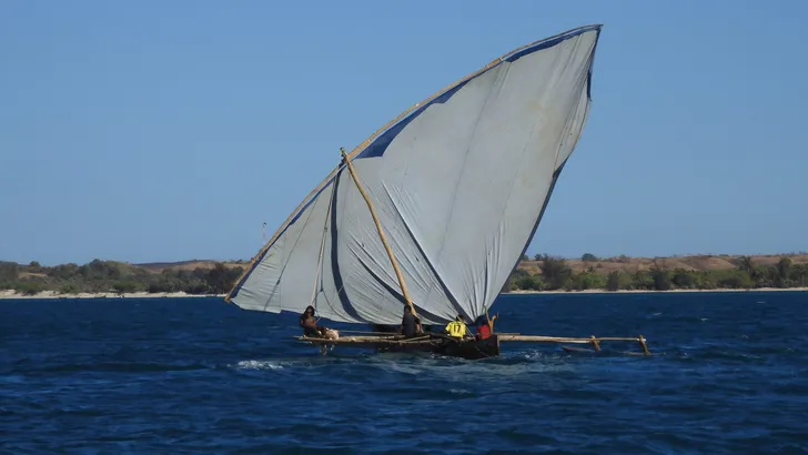 Een traditionele dhow vaart ons voorbij