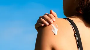 Smeren zonder vlekken: zo werk je zonnebrand bij over je make-up
