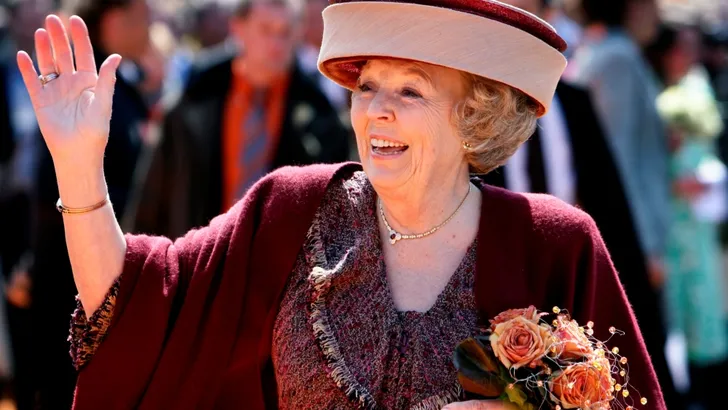 Prinses Beatrix wordt lachend 80