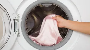Zijde en kasjmier wassen: met deze milde truc (die bijna niets kost) blijft het jarenlang mooi