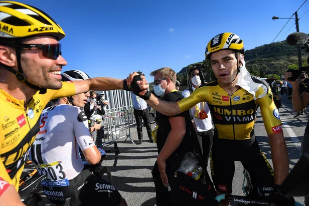 Tom Dumoulin en Wout van Aert begroeten elkaar toen ze allebei reden bij Jumbo-Visma