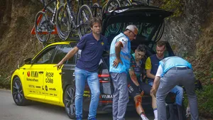 wout van aert zit in de auto van de ploegleider na z'n val in de vuelta