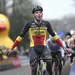 thibau nys komt als winnaar over de streep