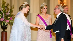 Foto van koningin Mathilde en koningin Máxima met ontwerper Edouard Vermeulen van modehuis Natan.