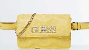 Win deze trendy Belt Bag van Guess!