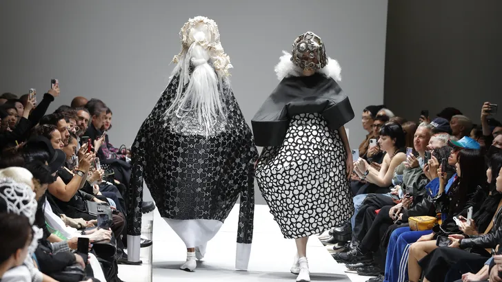 Is dit de meest bizarre show van Paris Fashion Week? 