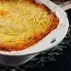 Smullen maar: makkelijke ovenschotel met rookworst en aardappelpuree | Noorderland