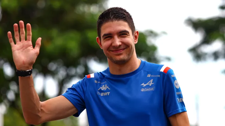 Lol! Esteban Ocon deed Stig-impressie na motorfalen Singapore