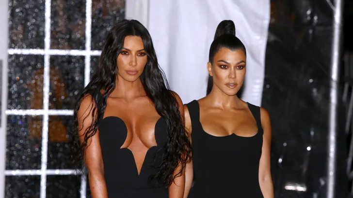 Zien: Kim en Kourtney Kardashian onherkenbaar door exotisch gezichtsmasker