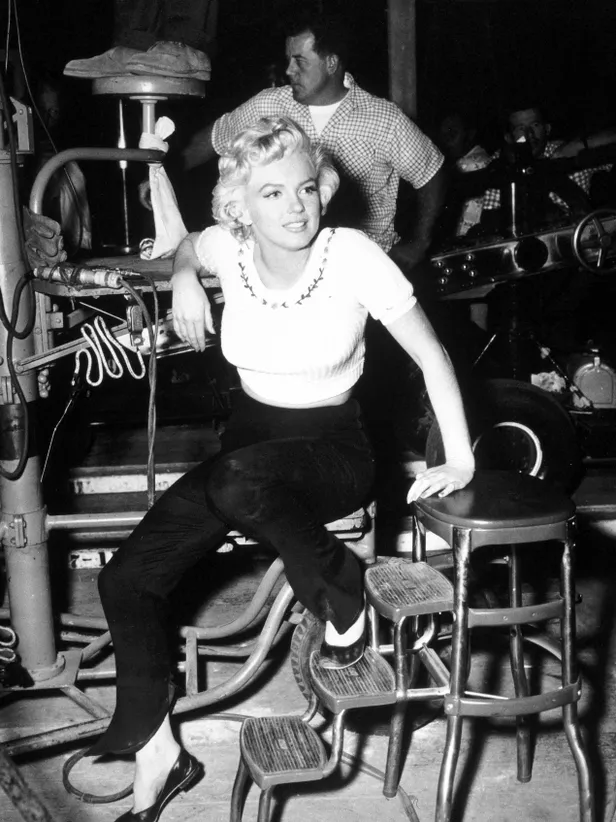 Een simpele broek en een truitje, maar tóch is Marilyn aantrekkelijk as ever. 