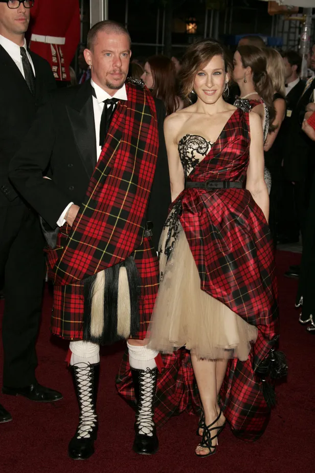 Alexander McQueen en Sarah Jessica Parker bij het Met Gala 2006.