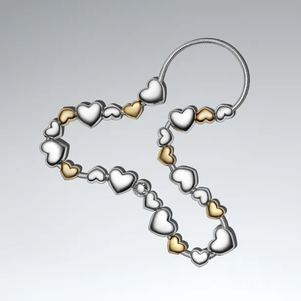 Pandora ketting met gouden en zilveren hart bedels eraan die allemaal graveerbaar zijn