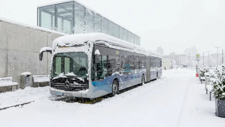 Openbaar vervoer in Duitsland volledig ontregeld door massale uitval van nieuwe waterstofbussen bij vrieskou
