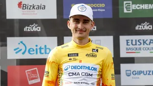 Paul Seixas lachend op het podium van de Ronde van het Baskenland.