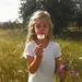 Roxy Dekker als jong meisje blaast tegen een paardenbloem - lyrics quiz Casual