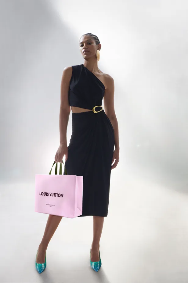 Jurk: Alaïa | Schoenen: Louboutin | Tas: Louis Vuitton | Sieraden: Jil Sanders 