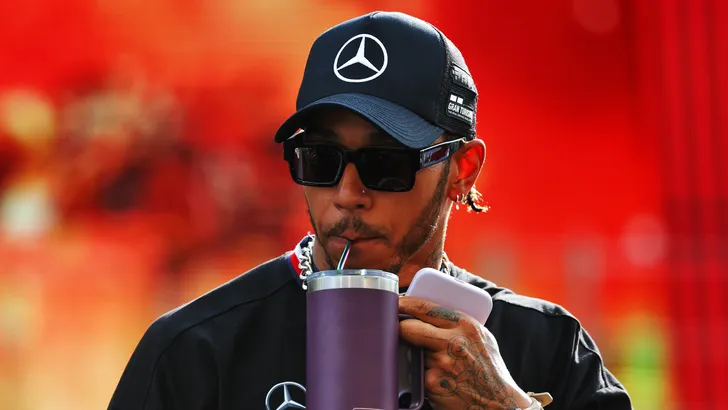 Lewis Hamilton krijgt wederom speciale uitzondering voor sieradenverbod