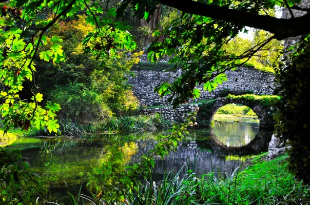Alsof je een sprookje binnenstapt. Dwaal door een van 's werelds meest romantische tuinen, waar bloemen bloeien tussen de restanten van een vergeten stad.