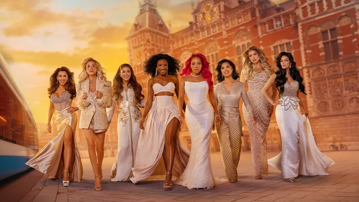 Een ruzie over 'intieme details' uit het verleden zorgt voor totale chaos tussen Lilian, Djamila, Kimmylien en Cherry-Ann bij de Real Housewives of Amsterdam. Wie spreekt de waarheid?