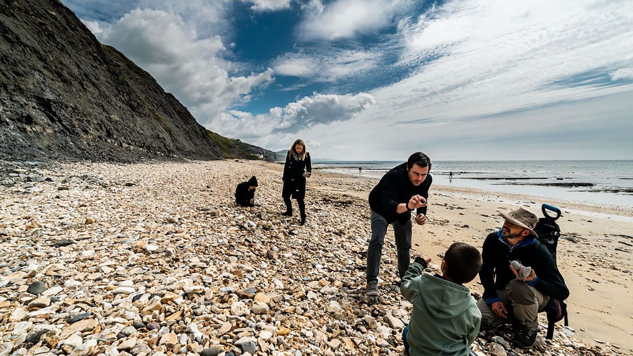 Get Wallpaper Op Fossielenjacht Langs De Jurassic Coast Panorama Desktop Wallpaper