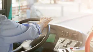 Buschauffeur (79) stopt na 52 jaar schadevrij rijden vanwege hoge kosten voor verlenging rijbewijs