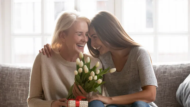 Moeder en dochter met cadeau voor Moederdag.