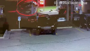 Taycan-rijder komt pomp binnenrollen met 160+ (video)