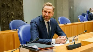 Hugo de Jonge is toch aanwezig bij debat over mondkapjesdeal