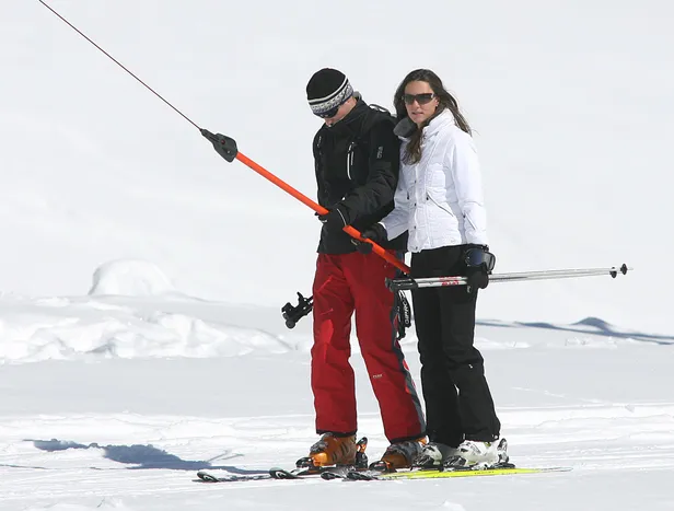 Prins William en zijn vriendin Kate Middleton nemen een kabelbaan op de piste.