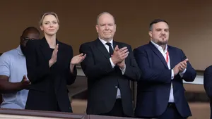 Foto van prinses Charlene, prins Albert en Gareth Wittstock applaudisserend bij het Sainte Dévote rugbytoernooi.