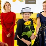 Prinses Beatrix aanwezig bij vijftigjarig jubileum Van Gogh Museum