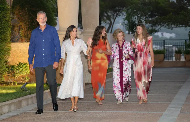 Koning Felipe, koningin Letizia en daarachter hun dochters prinses Leonor en prinses Sofía met koningin Sofía op Mallorca, augustus 2026.