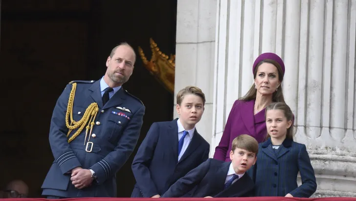 Foto van William, Kate, George, Louis en Charlotte op het balkon van Buckingham Palace bij VE Day 2025.
