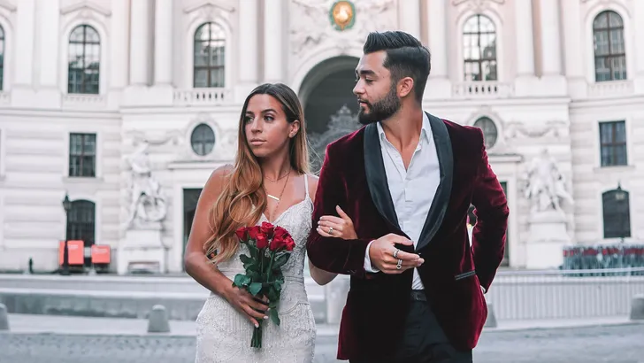 Hilarisch! Vrouw blundert op trouwfoto beste vriendin