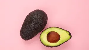 Door deze simpele truc heb je altijd een eetrijpe avocado