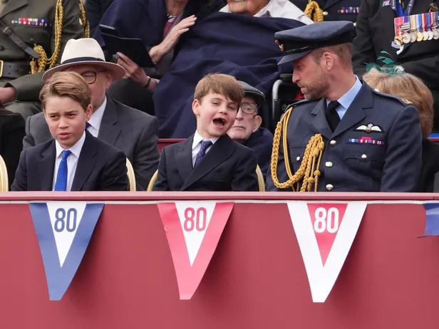 Prins George, prins Louis en prins William bij de militaire parade voor VE Day 2025.