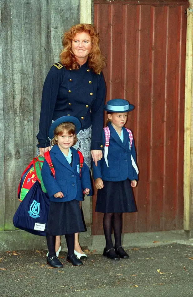 Schandalen Sarah Ferguson: op de eerste schooldag van prinsesje Eugenie met beide dochters. 